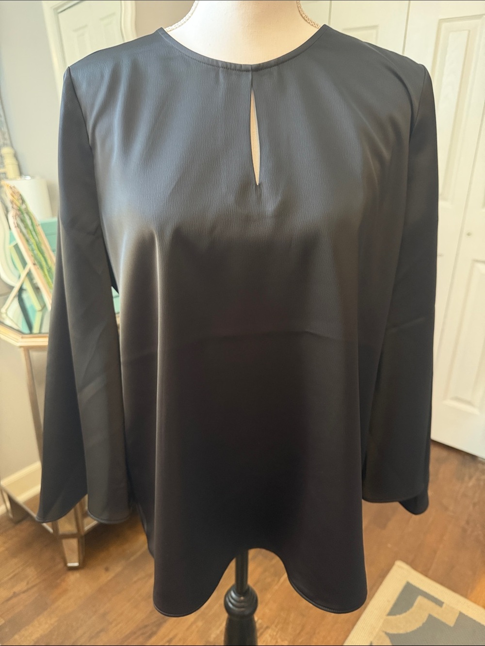 Ann Klein Black Long-Sleeve Satin Finish Keyhole Top w/ Dramatic Bell Sleeve M